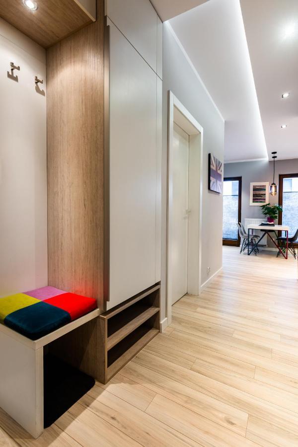 Elegant Business Accommodation With Parking - By Upstairs Краков Экстерьер фото